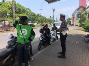 Upaya Polantas di Karawang, Ingatkan Etika Tertib Berlalu Lintas Kepada Rider Ojol