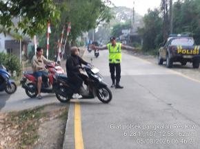 Potret Pelayanan Humanis, Kapolsek Pangkalan Laksanakan Gatur Pagi di Depan SMPN 1 Pangkalan