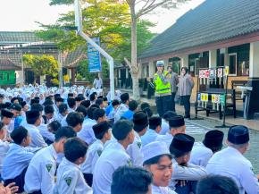 Dikmas Lantas Polda NTB Edukasi Pelajar MTsN 3 Mataram, Tanamkan Kesadaran Tertib Berlalu Lintas Sejak Dini