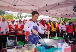 Ketika Para Pimpinan Karawang Turun ke Dapur, Nasi Goreng Jadi Ajang Kebersamaan