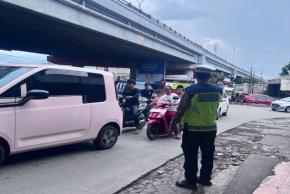 Cegah Kemacetan , Polsek Cikampek Gatur Lalin Sore di Depan Pos Tiga Bawah Fly Over Cikampek