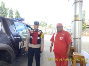 Tak Hentinya Brigadir Alpian Kunjungi SPBU, Prekat Polsek Banyusari Berikan Rasa Aman