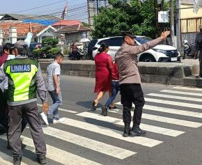 OPS Lilin Lodaya 2025, Personil Polsek Klari Bantu Jemaat Natal Menyeberang Jalan