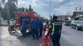 Antisipasi Kemacetan hingga Laka Lantas saat Ops Nataru, Satlantas Polres Karawang Bersama Damkar Pasang Water Barrier di Jalur Pantura