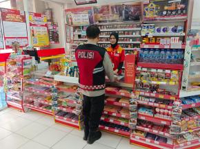 Personil Polsek Tegalwaru Patroli Siang Monitor Minimarket Bakan Ngantay Desa Cintalaksana