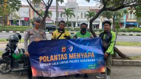 Polantas di Karawang Menyapa Kang Ojol, melalui Sosialisasi Disiplin Berlalu Lintas yang Edukatif dan Santai