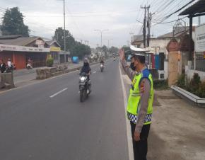 Cegah Lakalantas dan Kemacetan Polsek Cikampek Pelayanan Pagi di Depan Sekolah Al hikmah Cikampek