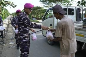 Berbagi Berkah Ramadhan, Denmako Pasmar 3 Bagikan Takjil Gratis untuk Warga Sorong