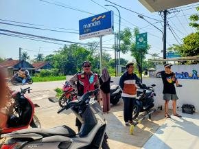 Anggota Polsek Batujaya melaksanakan Patroli Prekat serta kontrol Keamanan di Central Ruko Batujaya di siang hari