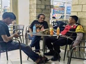 Upaya Anggota Polsek Banyusari Melaksanakan Sosialisasikan Bahaya Judi Online Kepada Masyarakat Binaan