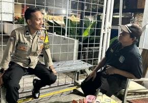 Dedikasi Personel Polisi, Sampaikan Pesan Kamtibmas Kepada Warga Perum Bumi Telukjambe
