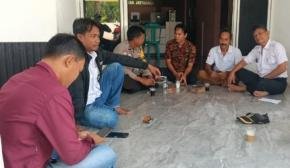 Bhabinkamtibmas Polsek Jatisari Silaturahmi dan Koordinasi Kamtibmas Bersama Aparat Desa Jatiwangi