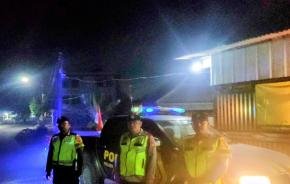 Pastikan Aman Rute Jalan Badami - Loji Dimonitor Personel Polsek Tegalwaru Pada Patroli Dini hari