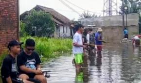 Banjir Rendam Karangasih, Warga Bertahan dengan Memancing untuk Lauk