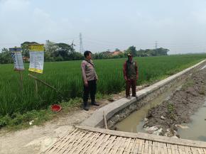 Bhabinkamtibmas Polsek Rengasdengklok Laksanakan Monitoring Pembangunan Turap P3A di Desa Waluya