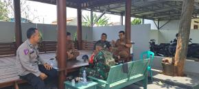 Sinergitas TNI Polri Desa Jomin Barat Sambangi Kepala Desa dan Staff Desa