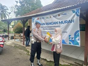 Upaya Personil Polsek Tempuran Polres Karawang Gelar Gerakan Pangan Murah, Beras SPHP (Stabilitas Pasokan Dan Harga Pangan) Murah Untuk Masyarakat.