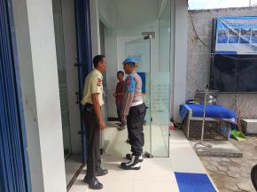 Rutin dilaksanakan Personil Polsek Tempuran, Ciptakan Keamanan Bank BRI Unit Tanjungjaya di siang hari.