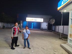 Anggota Polsek Batujaya Cegah GU Kamtibmas di Bank BRI Unit Batujaya pada malam hari