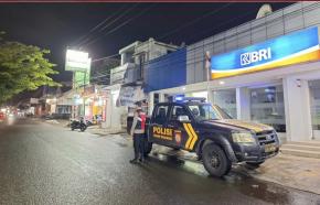 Personil Polsek Tegalwaru Patroli Dinihari Depan BRI Loji Monitor Kewilayahan Cegah Pekat