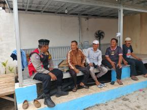 Anggota Polsek Batujaya Himbau Masyarakat Desa Karyamulya tentang Kamtibmas