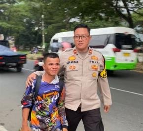 Polres Karawang Bantu Pemudik Jalan Kaki Asal Riau yang Kehabisan Ongkos Menuju Surabaya