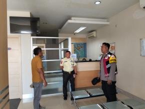 Anggota Polsek Batujaya Ciptakan Keamanan di Bank BJB Unit Batujaya di siang hari