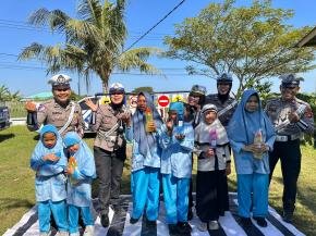 Polisi Masuk Sekolah, Siswa SLBN 3 Mataram Diajak Tertib Berlalu Lintas