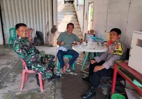 Sinegritas TNI POLRI Sambangi Desa Binaan.