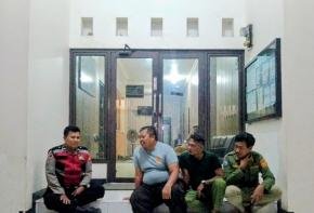 Bhabinkamtibmas Polsek Telagasari Jaga Keamanan Bersama Warga Dalam Giat Siskamling
