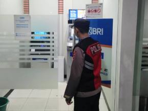 Sarana Penunjang Perbankan BRI di Loji Dimonitor Personil Polsek Tegalwaru Pada Patroli Malam