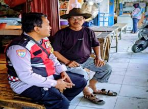 Upaya Anggota Polsek Banyusari Melaksanakan Sosialisasikan Bahaya Judi Online Kepada Masyarakat