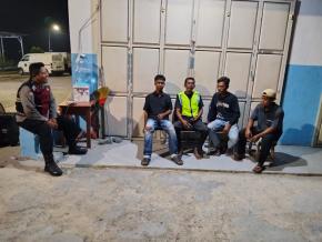 Anggota Polsek Batujaya melaksanakan kegiatan Ngawangkong bersama Masyarakat Desa Segaran