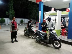 Upaya Agar Selalu Tertib dalam Antri Pengisian BBM, Personil Polsek Tempuran Tadi Siang Himbau Karyawan dan Konsumen SPBU.