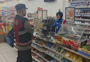 Imbau Humanis Agar Waspada Oleh Personil Polsek Tegalwaru ke Penjaga Minimarket Loji Pada Patroli Malam