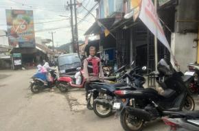 Personel Polsek Tegalwaru Patroli Pasar Loji, Edukasi Warga Agar Waspada Curanmor