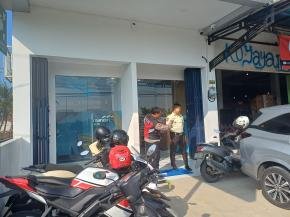 Anggota Polsek Batujaya Ciptakan Keamanan di Bank Mandiri Unit Batujaya dan mengantisipasi terjadinya Pencurian/Pembobolan ATM