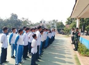 Sinergitas TNI dan Polri Berikan Pembinaan dan Motivasi kepada Siswa-Siswi SMPN 2 Telukjambe