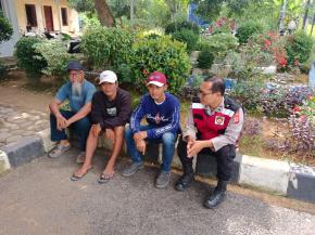 Bhabinkamtibmas Polsek Tegalwaru Sapa Warga Giat Jum