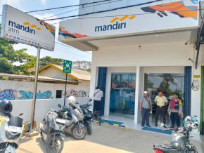 Anggota Polsek Batujaya Sambangi Scurity Bank Mandiri Unit Batujaya untuk menyampaikan Pesan-pesan Kamtibmas