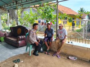 Bhabinkamtibmas Desa Karyabakti memberikan Pesan-pesan Kamtibmas kepada Masyarakat Binaannya