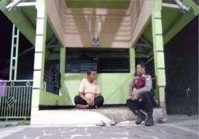 Bripka Satim Bhabinkamtibmas Ikut Serta Dalam Giat Ronda Bersama Warga