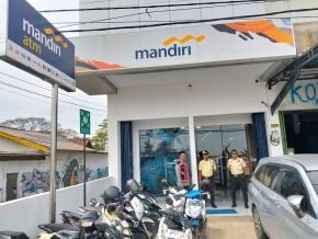 Anggota Polsek Batujaya Sambangi Scurity Bank Mandiri Unit Batujaya guna menyampaikan Arahan dan Himbauan Kamtibmas