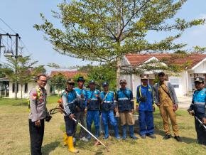 Polsek Pedes Bersama Muspika Kecamatan Pedes Gelar Aksi Bersih-Bersih Sampah Jelang Kegiatan PATEN Karawang