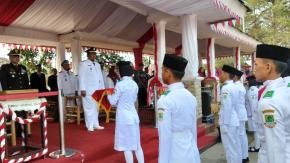 Kepala Desa dan Perangkat Jomin Barat Khidmat Ikuti Detik-Detik Proklamasi di Kotabaru