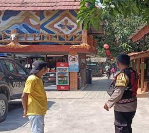 Aipda Abdul Rahman Anggota Polsek Banyusari Kembali Kunjungi Kolam Renang Tirtaraya Gempol Patroli Prekat di Siang Hari