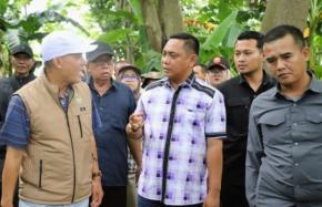 Plt Bupati Bekasi Asep Surya Atmaja Tinjau Lokasi Tempat Pembuangan Sampah Liar di Kelurahan Kebalen Kecamatan Babelan