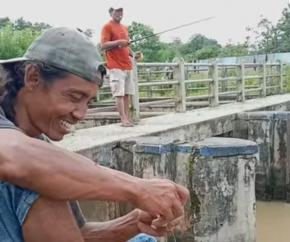 Di Balik Banjir, Warga Karawang Temukan Peluang dan Cerita di Sungai