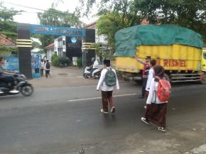 Bhabinkamtibmas Polsek Telagasari Pastikan Siswa Menyebrang dengan Aman Saat Gatur Pagi