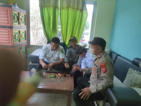 Meningkatkan Kewaspadaan Sambangi Kepada Perangkat Desa Telukbuyung Bhabinkamtibmas Berikan Himbauan Kamtibmas